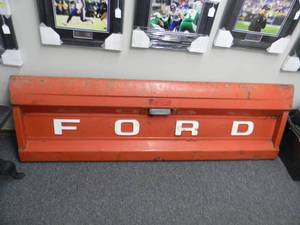 lot 1 image: VINTAGE ORIGINAL FORD PICK-UP FULL SIZE TAILGATE - GOOD CONDITION & COLOR - AWESOME PIECE - SEE PICTURES