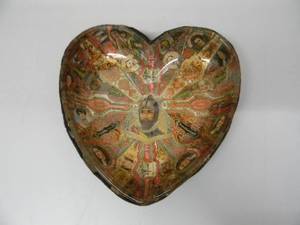 lot 9 image: RARE VINTAGE AMERICANA CIGAR BAND FOLK ART ASHTRAY - NICE - VERY COOL PIECE - APPROX 5 HEART - SEE PICTURES