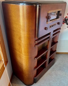 lot 67 image: Vintage General Electric Radio