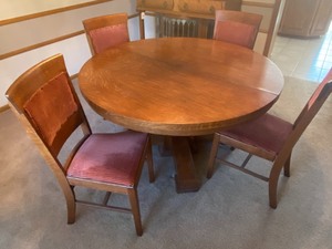 lot 31 image: Antique 1920s Dining Room Table with Four Chairs
