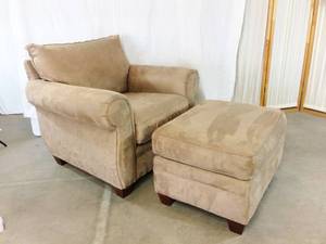 MSRP $1600 BROYHILL QUALITY FURNITURE TRIPOLI ROLLED ARM BEIGE MICROSUEDE OVERSIZED CHAIR &amp OTTOMAN - GREAT PRE-OWNED CONDITION&nbsp