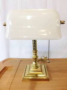 STATELY &amp STUNNING VINTAGE SOLID BRASS &amp IRIDESCENT MILK GLASS SHADE BANKERS EXECUTIVE DESK LAMP - EXCELLENT WORKING CONDITION