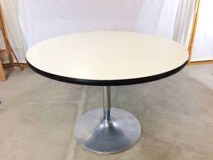 WOWOW VERY RARE&nbsp AUTHENTIC&nbspMID CENTURY MODERN SPACE AGE 1960-70 TULIP&nbspTABLE MADE BY&nbspKRUEGER METAL PRODUCTS&nbspEero Saarinen STYLE&nbspWHITE TOP CHROME BASE -VINTAGE SELLING ONLINE $1500-$5000&nbsp