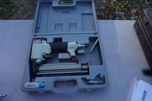 lot 10 image: Tool Shop Brand Model 208-1784 Pneumatic Brad Nailer With Case