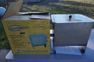 lot 35 image: Northern Industrial Brand 4.2 Gallon Stainless Steel Meat Mixer
