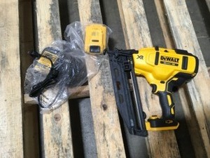 DEWALT 20-Volt Max 16-Gauge Cordless Angled Finish Nailer Kit With Battery and Charger Customer Returns See Pictures