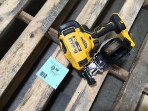 DEWALT 20-Volt MAX Lithium-Ion 15-Degree Cordless Roofing Nailer Kit with Bag Customer Returns See Pictures