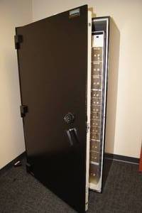 lot 4 image: Diebold Cashgard Vault with Safety Deposit Box Insert - 31 x 40 x 72