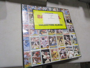 lot 410 image: Baseball cards, 2 ring binder, Top...