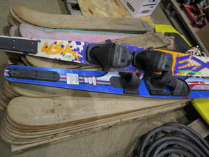 lot 424 image: Water skis 30 wooden handmade, tw...