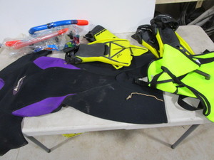lot 425 image: Wet suit size 6 youth 2mm, snorkels...