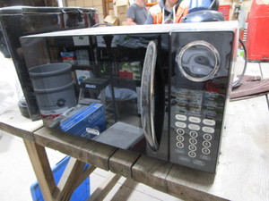 lot 443 image: Sunbeam 900W microwave...