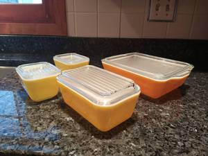 lot 1 image: Collection of Vintage Pyrex Dishes
