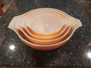 lot 5 image: Set of Four Vintage Pyrex Mixing Bowls