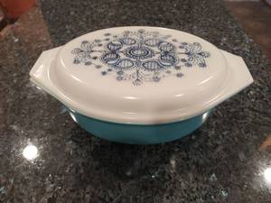 lot 6 image: Vintage Pyrex Lidded Casserole Dish