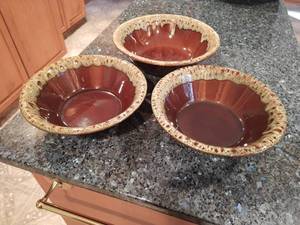 lot 9 image: Three Vintage Mixing Bowls and Large Platter