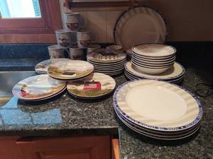 lot 28 image: Collection of Warren Kimble By Saqura Dishes