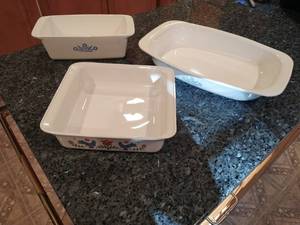 lot 13 image: Collection of Corning Ware Dishes