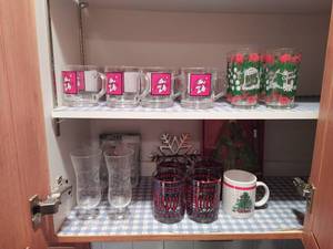 lot 29 image: Collection of Holiday Themed Entertaining Items