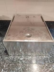 lot 42 image: Vintage Metal Breadbox