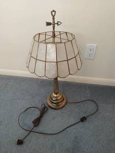 lot 46 image: Vintage Lamp