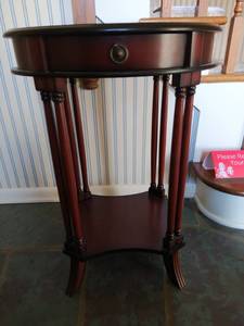 lot 133 image: Hallway Table