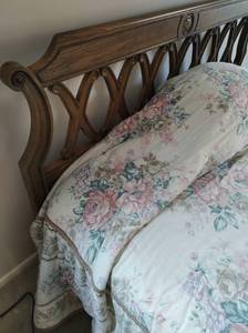 lot 71 image: Queen Size Bed With Bedding