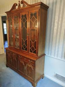 lot 68 image: Thomasville Two Piece China Hutch
