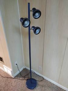 lot 118 image: Standing Floor Lamp