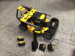 21.5 in. 20-Volt MAX Lithium-Ion Cordless Battery Walk Behind Self Propelled Mower by DEWALT Customer Returns See Pictures
