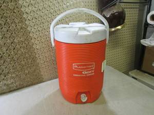 lot 12 image: (RMC) 5 Gallon Rubbermaid Drinking ...