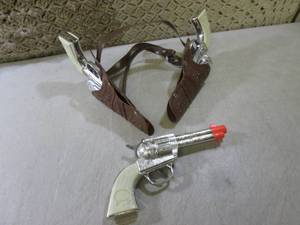 lot 31 image: (F-0) Vintage Plastic Play Guns...