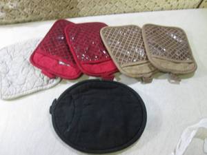 lot 32 image: (F-0) Pot Holders...
