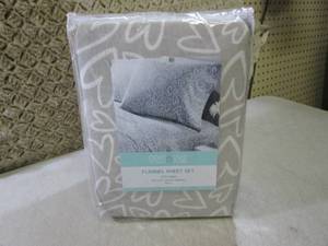 lot 37 image: (F-0) Full Size Flannel Sheet Set...