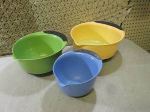 lot 74 image: (RM1) Set of 3 Mixing Bowls 1.5 3 a...