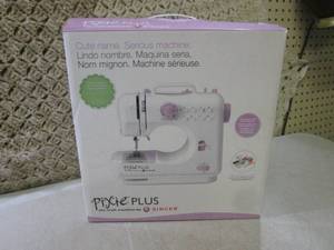 lot 89 image: (F-2) Singer Pixie Plus Sewing Mach...