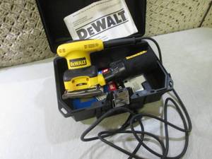 lot 128 image: (BSB) Dewalt 14 Sheet Palm Sander ...