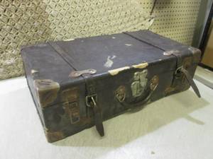 lot 200 image: (EW6) Vintage Suitcase ...