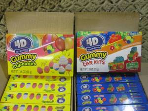 lot 208 image: (B-3) 4D Gummy Cupcakes and Car Kit...