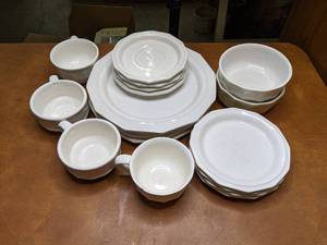 18 Piece Pfaltzgraff Dinner Set II