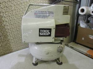 lot 2 image: (RMC) Tool Shop 2HP 4-Gallon Pancak...