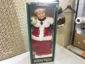 lot 12 image: (EC1) 24 Animated Holiday Figure...