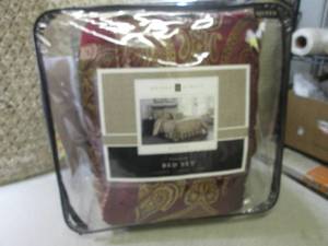 lot 16 image: (D-3T) Queen Size Bed Set...
