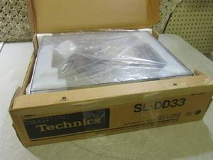 lot 124 image: (D-3) Technics SL-DD33 Direct Drive...