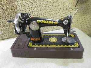 lot 196 image: (EW3) VintageVintage Looking Modi ...