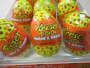 lot 256 image: (C-3) 21 Reeses Pieces Shake & Brea...
