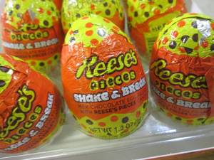 lot 258 image: (C-3) 21 Reeses Pieces Shake & Brea...