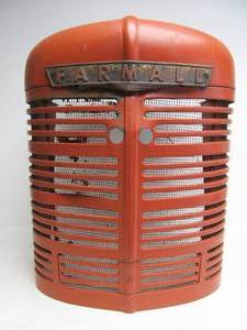 lot 47 image: Excellent Vintage FARMALL Tractor Grill 