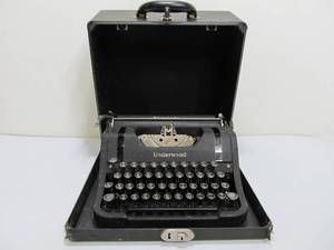 lot 117 image: Vintage UNDERWOOD Deluxe Leader