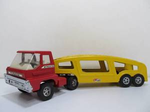 lot 139 image: Large Vintage STRUCTO Turbine Metal Car Hauler Truck & Trailer